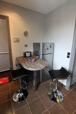 Table, tabourets et frigo dans la cuisine