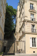 Un passage rue Lepic montant vers Montmartre