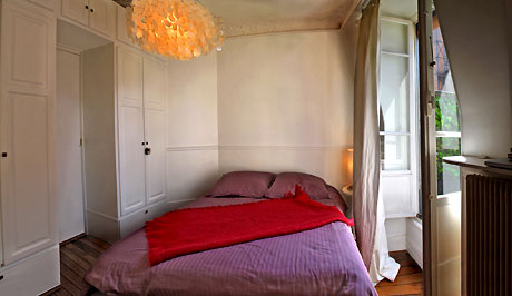 La chambre avec un lit de 140 cm donne sur la petite terrasse