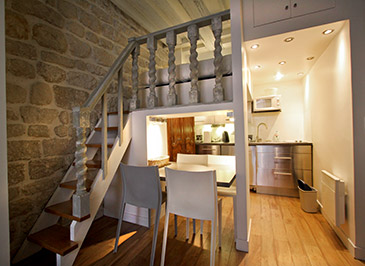 Coin cuisine et escalier mezzanine de couchage