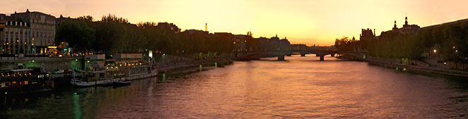 Les Quais de Seine, la Tour Eiffel et le Louvre