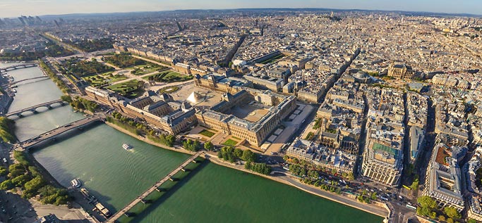 Vue aérienne de la Seine, du Louvre et de la rive droite