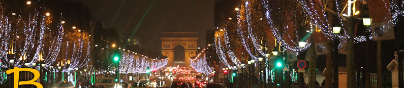 Les Champs-Elysées et l'Arc de Triomphe avec les éclairages de Noël