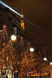 La Tour Eiffel tel un Phare dans la nuit de Noël