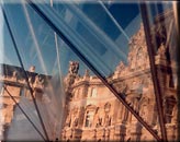 Loisirs : reflets du Louvre dans la Pyramide