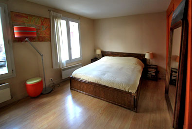 La chambre lumineuse avec se 2 fenêtres