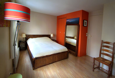 La chambre avec un grand miroir et des penderies