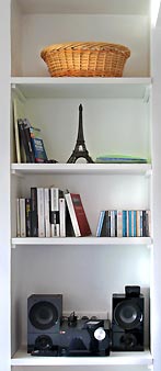 Étagères avec chaine HiFi