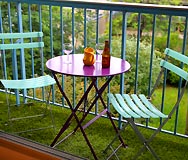 Le balcon donnant avec table et chaises donnant sur le jardin